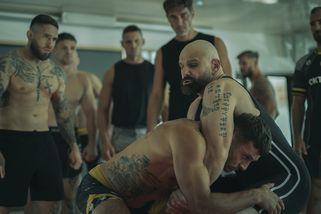 Rozpočet 70 milionů, rekordní komparz a drsná proměna Milana Ondríka. Do kin míří nejdrsnější český film roku