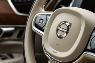 Česká továrna vyrábějící loga na volanty pro většinu automobilek je v problémech. Podala na sebe insolvenci, majitel haly jí vypnul energie
