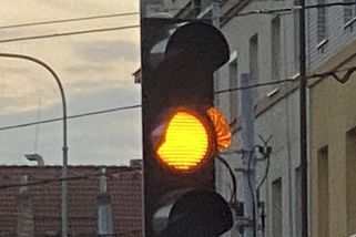 Máte ve zvyku projíždět oranžovou? Policie to bere jako červenou, hrozí ztráta 6 bodů a pokuta až 25 000 Kč