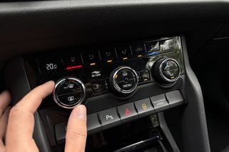 Češi to dělají pokaždé, než vypnou motor. Mechanici říkají jasně: dnešnímu autu tím škodíte. Ověřili jsme to