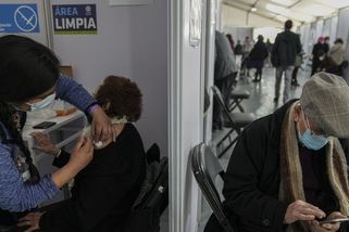 Babiš chce třetí dávku po pěti měsících pro všechny bez rozdílu věku - Novinky