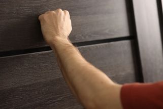Správce paneláku ukázal, co si sousedé píšou na nástěnky. Některé vzkazy jsou za hranou zdravého rozumu