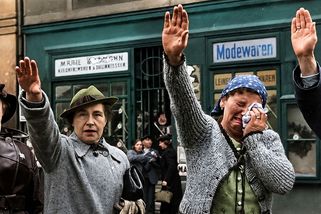 Plakaly štěstím, skončily v pekle. Proč sudetské ženy milovaly Hitlera víc než kdokoli jiný? - Médium.cz