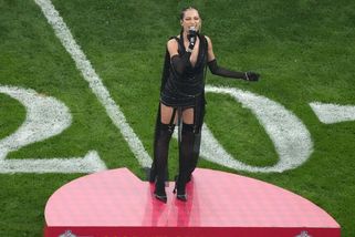 Kratičké šaty? Podvazky? Neuctivé. Ceremoniál s působivým zpěvem hymny před zápasem vyvolal nečekané emoce - Sport.cz