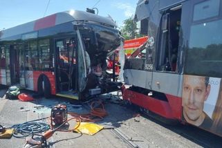 V Praze se srazila tramvaj s autobusem, přes 10 zraněných