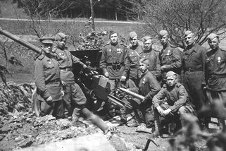 Osvobozování Valašska a těžké boje o Rožnov. V boji muže proti muži prokousl Rus esesákovi hrdlo - Médium.cz