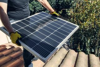 Čína prolomila magickou hranici v solární energetice. Nový článek má rekordní účinnost, Evropa to jen tiše sleduje