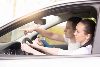 Dnešní autoškola je těžší, než si většina řidičů myslí. Pár otázek rychle ukáže, jestli byste ji zvládli, nebo propadli