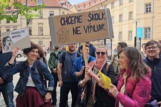Boj o místo. Dejme dětem školy, znělo před budovou pražského magistrátu - Novinky