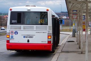 Přednost autobusu na zastávce 2026: Ne vždy ji musíte dát. Co v autoškolách (ne)říkají