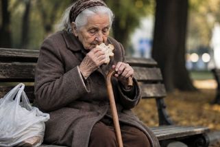 Celý život pracovali. Teď tisíce seniorů počítají každou korunu - Médium.cz