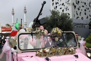 Svatebčané na džípech s kulomety a portrétem Chameneího. V Teheránu uspořádali hromadné svatby - Novinky