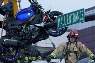 Po srážce zůstala motorka viset na semaforu vysoko nad křižovatkou. Záběry z Kanady jsou děsivé - Novinky