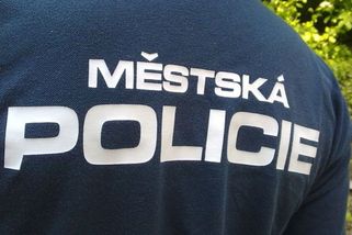 Muž si v obchodě v Brně ukousl z koláče a pak ho vrátil do regálu. Po kapsách měl šest voňavek - Novinky