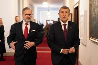 Babiš sliboval konec Fialovy vlády. Teď pokračuje ve stejné politice doma i v zahraničí - Médium.cz