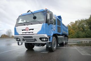 Vodíková Tatra trénuje na kopřivnickém polygonu. Podívejte se, jak osmikolový skvost zdolává terén - Garáž.cz