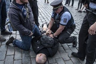 prahain.cz/politika/foto-aktivistovi-se-zdaly-symboly-ukrajincu-nacisticke-strhla-se-bitka-27269.html