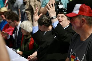Na nádraží pískot, na náměstí cimbálovka. Takhle v...