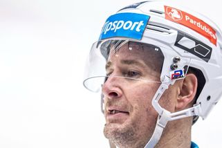 Zlomový moment boje o extraligový titul. Král Pardubic Červenka vytekl, sudí se slitovali