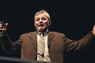 Žije v lese v chatě bez elektřiny i mobilu a je šťastný. Svatopluk Skopal měl i vodu ze studánky - Médium.cz