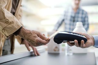 Znáte tento seniorský průkaz? Přijímají ho stovky prodejců a nabízejí slevu v řádu desítek procent z každého nákupu
