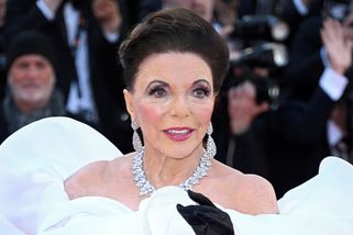Joan Collins radikálně změnila účes! V božských šatech ovládla zahajovací ceremoniál festivalu v Cannes