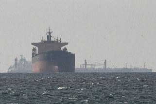 Kdo propluje bez povolení, bude zničen. Írán kontroluje lodě v Hormuzském průlivu a vybírá mýtné v bitcoinech - Novinky