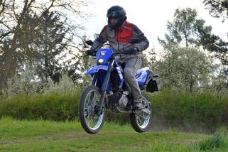 Motocyklová škola pro náctileté a kopec srandy pro jejich taťky: Yamaha WR125R je dokonalé lehké enduro - Garáž.cz