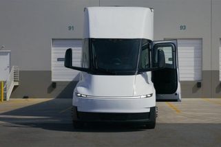 Tak jsme se konečně dočkali, začala sériová výroba elektrického tahače od Tesly. Od premiéry uběhlo pouze devět let - Autobible.cz - Předjedeme vaše představy!