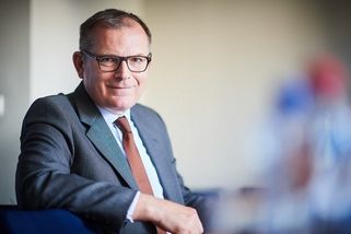 Politické čistky, zakleknutí. Poslanci kritizují k...