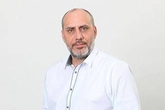 Senátor studoval několik vysokých škol, závěrečné práce ale nejsou k nalezení. Neexistuje ani uváděná fakulta