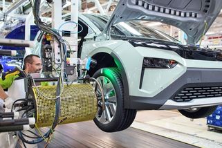 Jak nabít elektromobil levně. Řidiči mají nárok na výhodnější tarif - Novinky