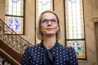 Další trable ministryně Mrázové. Nepřiznaná půjčka a fotografie z drahých dovolených, v ANO se čeká jen na jednu věc