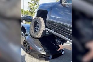 To se nepovedlo. Řidička velkého pickupu v Orlandu přehlédla téměř nové lamborghini a zaparkovala na něm - Novinky
