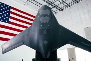 Vzdušné souboje bez pilotů: stealth dron velikosti F-35 může vše změnit, při testech trefil cíle na zemi i ve vzduchu