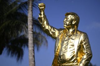 Celý Kim, vysmívají se lidé soše Trumpa. Se zlatým kolosem se zdráhají golfisté fotit