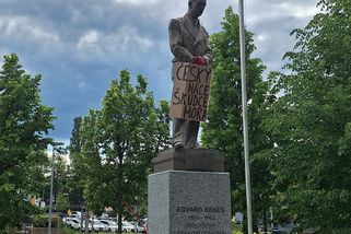 Aktivisté poničili sochu Edvarda Beneše rudou barvou. „Český nácek, škůdce Moravy“ - Echo24.cz