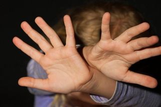 Do polepšovny až do dospělosti. Mučení 11leté dívky vyvolalo na Slovensku ostrou reakci - Novinky