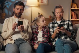 Sáhnete po mobilu víc než stokrát denně? Nejspíš by to chtělo digitální detox