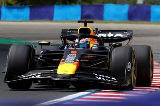 Překážel mi mezi nohama! Verstappen dostal napomenutí za kuriozní prohřešek - Sport.cz