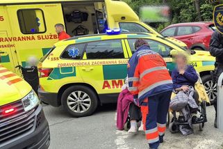 Autobus plný seniorů se ve Zlíně srazil s autem, sedm zraněných - Novinky