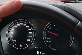 Palubní počítač radí řadit nahoru co nejdřív. Inženýři varují: Přesně tak se zabíjí moderní turbomotory