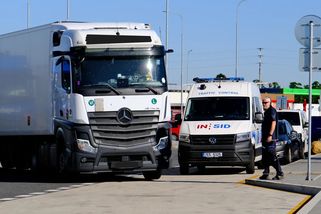 Přetížený kamioňák si myslel, že zaplatí pokutu a pojede dál. Kontrola ale dopadla úplně jinak. Neodjel