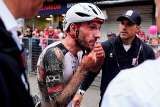Adam Yates po pádu ve druhé etapě odstoupil z Gira d'Italia - Sport.cz
