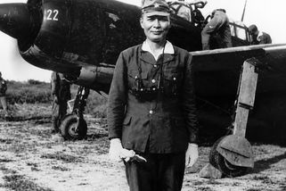 Poslední kamikaze: Sundal si vyznamenání, vzal samurajský meč a pak admirál Ugaki odletěl zemřít - Médium.cz