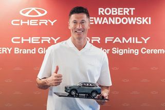 Čínské automobilky se spojují už i se superslavnými fotbalisty! Chery ulovilo jednoho z nejlepších útočníků planety - Garáž.cz