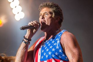 David Hasselhoff z Pobřežní hlídky je v 73 letech k nepoznání. S propadlou tváří a chodítkem vyrazil mezi lidi