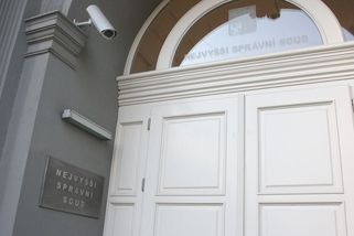 Další nezákonné opatření. Soud ztrhal dubnové nařízení o povinných rouškách - Novinky
