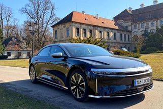 Praha-Brno-Praha bez nabíjení a omezování. S tímhle elektromobilem se dojezd neřeší