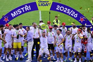 Fotbalisté Slavie před prázdným stadionem převzali pohár pro ligového mistra - Seznam Zprávy